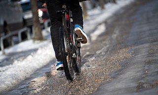 Fahrrad fahren im Winter birgt einige Tücken. Der ADFC gibt Ratschläge. - dpa
