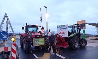 Jens Winkelhahn (27, l.) und Carlos Maßmann (21), beide aus Ovenhausen, an der Höxteraner Weserbrücke. Maßmann arbeitet im elterlichen Betrieb (Nebenerwerb) mit, ist hauptberuflich Schlosser. Winkelhahn ist ebenfalls im elterlichen Betrieb, einem landwirtschaftlichen Lohnunternehmen, tätig. - Michaela Bast