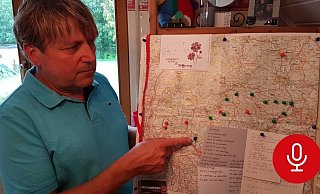 Ralf S. zeigt im Zimmer seiner Tochter Scarlett eine Karte, auf der er ihre Route und vermeintliche Sichtungen der Vermissten markiert hat.  - Birger Berbüsse