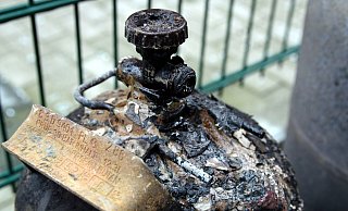 Die Feuerwehr fand beim Löschen des brennenden Autos mehrere Gasflaschen im Kofferraum, die schnellstmöglich heruntergekühlt werden mussten. - Jens Reichenbach
