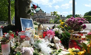 Vor den Kurhausterrassen haben Menschen Blumen und Andenken an Philipos niedergelegt. - Ulf Hanke