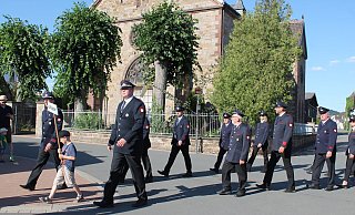 Der Umzug durch das Weserdorf war lang: Die Löschgruppe Würgassen (hier im Bild) konnte zahlreiche andere Wehren, Kinder- und Jugendfeuerwehren und Abordnungen der örtlichen Vereine begrüßen. - Manuela Puls