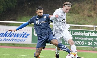 Xemgin Ali Ammo (l.) möchte mit seinem TuS Brake den Hövelhofer SV in der Relegation besiegen. Ob es etwas nutzen würde, ist fraglich. - Peter Unger