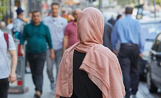 Schülerinnen und Referendarinnen, die Kopftuch tragen, machten Rassismuserfahrungen, so die Forscherin. - dpa