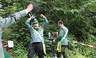 Der neue Schloß Neuhäuser Schützenkönig Markus Pollmeier bejubelt seinen Sieg unmittelbar nach dem finalen Schuss. - Moritz Jülich