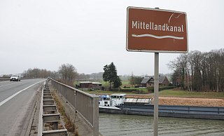Das illegale Rennen führte auf der B 239 von Espelkamp nach Lübbecke - auch über die Kanalbrücke. - Archiv Joern Spreen-Ledebur