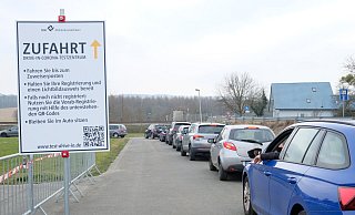 Vor dem Blasheimer Testzentrum waren lange Schlangen - ähnlich wie hier, bei dieser Aufnahme vor einigen Monaten. - (Archivbild): Heike von Schulz