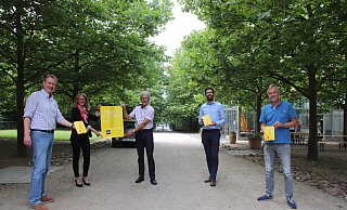 Michael Scholz(l.) und Dirk Hinke (r.) freuen sich über die Unterstützung durch zahlreiche Sponsoren. Dazu gehören Lena Barthelheimer (Stiftung der Sparkasse Herford), Kay-Uwe Schneider (Westfalica, Wirtschaftsclub) und Domik Darf (Creditreform Herford&Minden). - Heidi Froreich