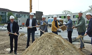 Beim offiziellen Spatenstich waren Klaus Hagemeier (Vorstand Stadtwerke Espelkamp v. l.), Sascha Golnik (Geschäftsführer Aufbaugemeinschaft Espelkamp), Henning Vieker (Bürgermeister Stadt Espelkamp), Andreas Durczok, Andreas Ens (beide Architekten der Aufbaugemeinschaft Espelkamp), Arne Niemann (Baugeschäft Niemann) und Arthur Wall (Ortsvorsteher) dabei. - Karsten Schulz