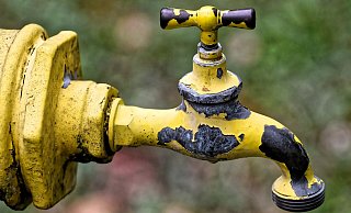Gartenwasserleitungen leiden, wenn sie vor dem Winter nicht entleert werden. - Pixabay/Alexa