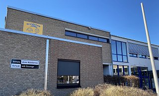 Die Grundschule Im kleinen Feld in Lübbecke wirbt für sich als Schule „mit Courage“ und „ohne Rassismus“. - Heike von Schulz