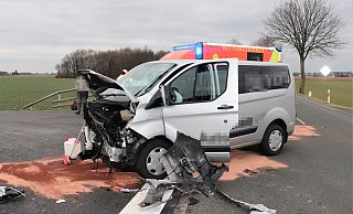 Drei Schwerverletzte und vier Leichtverletzte sind die Bilanz der Kollision des Schüler-Kleinbusses mit dem Kombi. - Polizei Paderborn