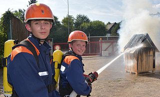 Wasser marsch: Die Jugendfeuerwehr Höxter begeistert mit einer spektakulären Schauübung. - Thomas Kube