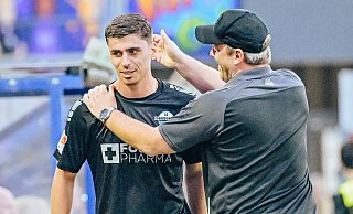 SCP-Matchwinner Koen Kostons wird nach seiner Auswechslung von Cheftrainer Lukas Kwasniok herzlich in Empfang genommen. - Besim Mazhiqi