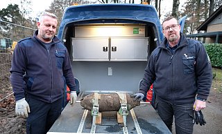 Die Bomben-Entschärfer Peter Asmussen (l.) und Horst Schöwe mit ihrem neuesten Fund. Den Weg nach Gütersloh kennt der Kampfmittelräumdienst inzwischen hinlänglich. - Andreas Frücht