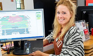 Mariana Klose gehört zum Team, das die Theaterfreunde im Theaterbüro in der Stadtbibliothek berät. Dort ist der freie Verkauf der Einzelkarten gut angelaufen. Foto: Ralf Bittner - Ralf Bittner