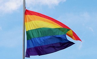 So eine Regenbogen-Flagge wurde jetzt auch am Widukind-Gymnasium in Enger verbrannt. - Ekkehard Wind