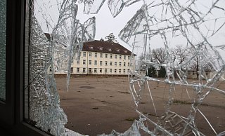 Zebrochene Fenster lassen den Blick von der ehemaligen Sporthalle auf das weitläufige Gelände der Hammersmith-Kaserne frei. - Susanne Blersch
