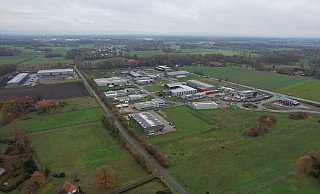 Die Stadt Rahden würde gern angrenzend an das Gewerbegebiet Rahden-Süd über die B239 hinweg in Richtung Espelkämper Feld (rechts) neue Fläche für Industrie ausweisen. Das lehnt die Bezirksregierung ab. - Torsten Hagemann