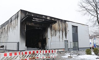 Am Morgen nach dem Brand ist das Ausmaß des Feuers sichtbar. Die Außenhülle ist verkohlt, im Inneren kaum noch etwas zu identifizieren. - Nicole Sielermann