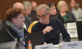 Der BfGT-Vorsitzende Jürgen Behnke im Gespräch mit seiner ehemaligen Kollegin Christiane Ziegele im Sitzungssaal der Stadt Gütersloh.