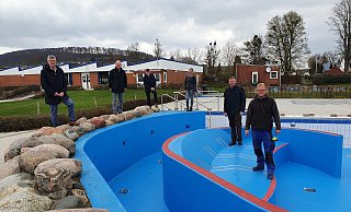 Christian Haase (v. l.), Hubertus Grimm, Uwe Lippenmeyer, Katharina Gauding (beide Bauamt der Stadt Beverungen), Matthias Goeken und Schwimmmeister Alexander Klaus im Beverunger Freibad. - Stadt