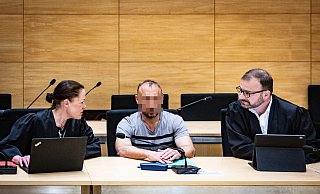 Vor Verhandlungsbeginn: Valery H. (Mitte) bespricht sich mit Verteidigerin Susanne Renner und Verteidiger Martin Mauntel. - NW
