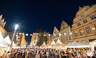 Sommernachtsstimmung wie im Süden beim Weinmarkt in Bielefeld: Die von innen beleuchteten Kuppeln der aufgestellten Pagodenzelte, bunte Lampions-Ketten, quer über den Alten Markt gespannt, ließen die historischen Häuserfronten in magischem Licht erscheinen. - Oliver Krato