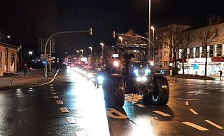 Mit Autokorso und Spaziergang ziehen die Gegner der Corona-Maßnahmen auch am Montagabend wieder durch Paderborn. - Hans-Hermann Igges