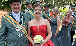Ein strahlendes Königspaar entspannt nach dem Festumzug: Thorsten und Karoline Hoischen. - Susanne Göbel