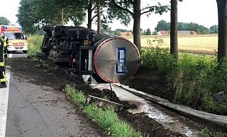 Der umgekippte Milchtransporter. Bei dem Unfall sind auch größere Teile der Leitplanke beschädigt worden. - Feuerwehr Stemwede