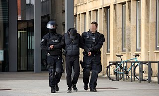 Zwei Polizisten nehmen am 27. April 2023 einen Verdächtigen vor dem Rathaus fest. - Patrick Menzel