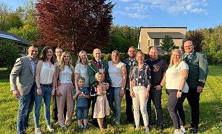 Das neue Königspaar Florian und Maria Prohn (Bildmitte) zeigt sich mit seinen Kindern und dem Hofstaat. - St.-Michael-Schützenbruderschaft