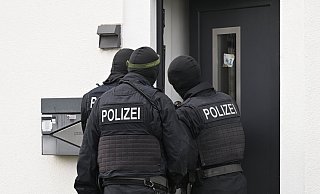 Der nordrhein-westfälische Landtag beschäftigt sich am Donnerstag mit dem vor einer Woche aufgeflogenen internationalen Schleuser-Netzwerk, das reichen Ausländern gegen viel Geld die deutsche Staatsbürgerschaft in Aussicht gestellt hat. - dpa