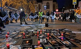 Gegen die Inhaftierung politischer Gefangener im Iran demonstrieren auch Menschen vor Ort - wie auf dem Foto am Westerntor in Paderborn. - Matthias Reiprich