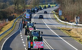 Auch am Freitag soll es wieder einen Traktor-Korso über die B1 bei Paderborn geben. Allerdings wohl mit weniger Teilnehmenden als noch am Montag dieser Woche. - Ralph Meyer