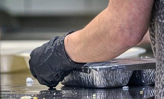 Hygiene und Infektionsschutz spielen in der Gastronomie eine wichtige Rolle. Einem Mitarbeiter eines Schnellrestaurants war sie offenbar nicht wichtig genug. - Pixabay