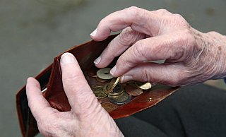 Altersarmut trifft Frauen häufiger als Männer. Das hat mehrere Gründe. - epd-bild / Juergen Blume