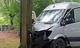 Die Fahrt des Transporters endete an einem Baum. Die Firmenaufschrift wurde unkenntlich gemacht. - Polizei Höxter