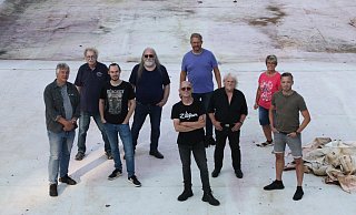 Volkmar Arnecke (v. l.), Helmut Sprick, Daniel Melchior, Geoffrey Briggs (alle Percy Pur), Andreas Meißner (Simply Fine), Sieghart Kröger (FBI), Wolfgang „Percy“ Oehme, Vera Kuhlhoff (FBI) und Jakob Koch (Percy Pur) stehen im leeren Schwimmbecken des Freibades. Beim Benefizabend soll Geld für die Sanierung eingenommen werden. - Britta Bohnenkamp-Schmidt