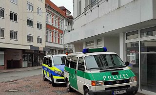 Parken verboten am Alten Markt? Eigentlich ja, aber offenbar nicht für diese Fahrzeuge von Polizei und städtischem Ordnungsamt. - Stefan Boscher