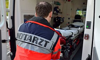 Das Opfer wurde notärztlich versorgt, er starb jedoch Stunden später im Krankenhaus (Symbolbild). - Symbolbild/picture alliance