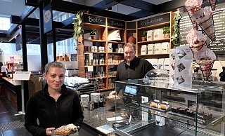 Cara Griffin und Ulrich Stecker haben die Öffnungszeiten und Angebot von "Duke & Earl" in der Markthalle erweitert. - Frank-Michael Kiel-Steinkamp