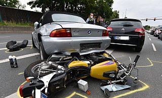 Der Unfall auf der Bundesstraße 64 in Höxter am späten Montagnachmittag verursachte Verkehrsbehinderungen. - Thomas Kube