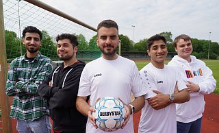 Fawaz Othman (v. l.), Salih Can Kerekliöz (beide Janusz-Korczak-Gesamtschule), Inas Zahitovic, Nadi Shammout und Jan Kummerlöw (alle Anne-Frank-Gesamtschule) haben das Abi-Duell im LAZ Nord organisiert. - Christian Geisler