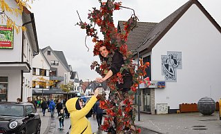 Olaf Leonhard verteilt als Walk-Act „Bacchus der wandelnde Rebstock“ leckere Weintrauben. - Regina Brucksch