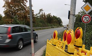 Die Sperrung der Brücke wurde am Mittwoch vorbereitet. Absperrungen stehen am Straßenrand. - Jan Husmann