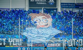 Die SCP-Fans entrollten bei ihrer sehenswerten Choreografie vor dem Spiel unter anderem diese Comicfigur in Zwangsjacke. - Besim Mazhiqi