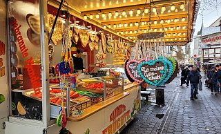 Die Andreasmesse lockt Kirmesbesucher mit ihrem breiten Angebot in die Innenstadt. - Raffael Giebel