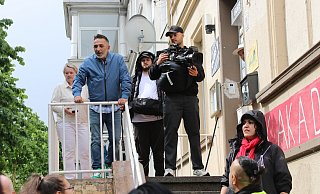 Trödeltrupp-Frontman Mauro begrüßt zusammen mit seinem Film-Team die Flohmarktbesucher, kurz darauf ging es auch schon los. - Claus Frickemeier